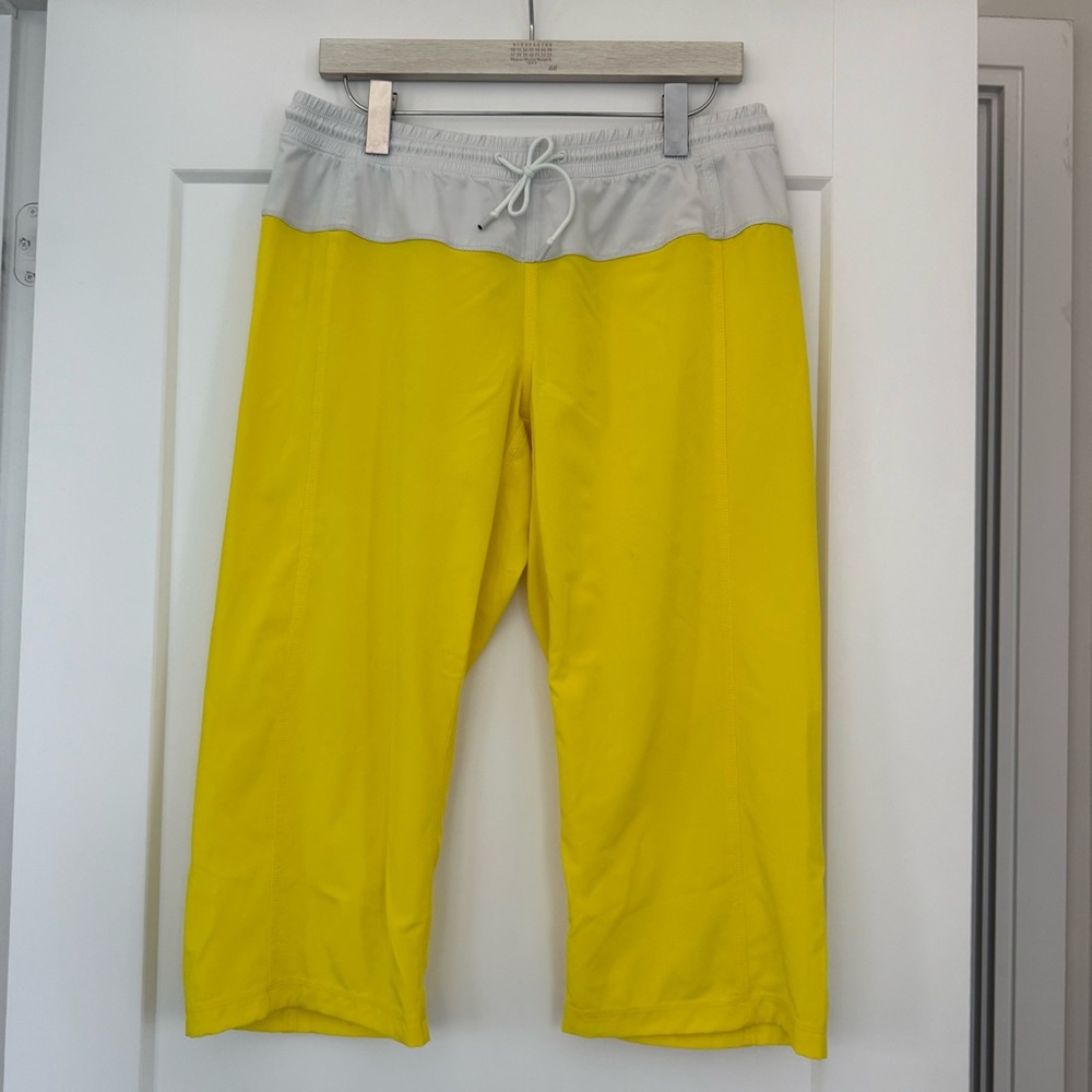 LULULEMON STEP LIVELY CROP PANTS IN YELLOW & WHITE